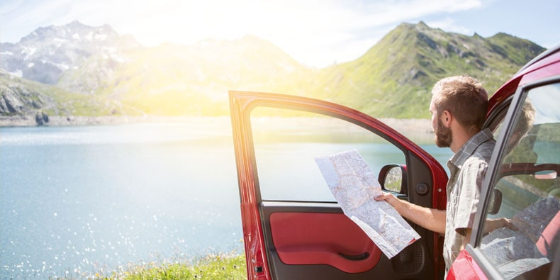 Mann im Auto am See