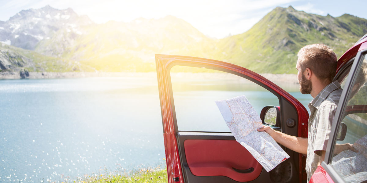 Mann im Auto am See