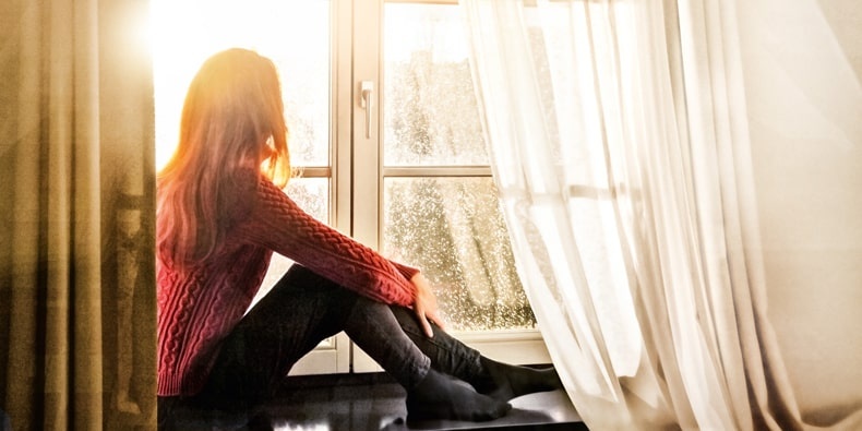 Frau am Fenster
