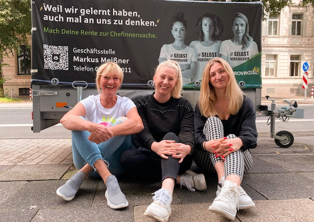 Frauen vor dem Anhänger